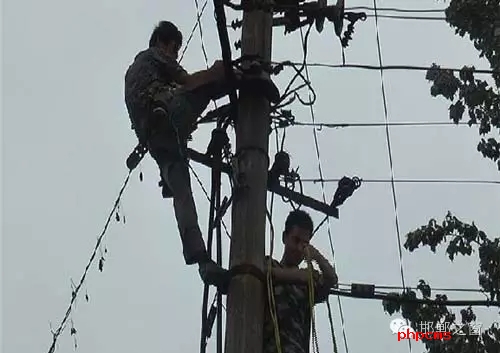 8月8日下午，邯臨路與高鐵橋交匯處北行200米燕莊村一名電工被困在電線桿上，急需救援。接到報警的邯鄲消防華澤路中隊立即趕赴現(xiàn)場，消防官兵到達現(xiàn)場后，經(jīng)了解得知，該男子是一名電工，在電線桿上作業(yè)時不慎被電擊傷，意識清醒，但其右腿和右臂無法用力，導致無法從電線桿上下來。消防官兵經(jīng)過半個小時的緊張營救，最終將被困男子成功救下，并由現(xiàn)場120醫(yī)務人員送往醫(yī)院進行救治。