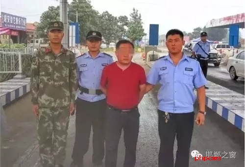 8月8日13時許，邯鄲大名李茂堤警務站民警，在一輛南樂開往龍王廟的公共汽車上，查獲一名無身份證男子。該男子自稱是龍王廟鎮(zhèn)人，在民警詢問下又改口稱是孫甘店鄉(xiāng)人，閃爍其詞、神色慌張。經(jīng)調(diào)查該男子叫朱某。于7月7日，在大名縣人民法院判決的一起民間借貸糾紛案中，犯罪嫌疑人朱某拒不履行法院判決。7月13日，大名縣公安局依法將該朱上網(wǎng)追逃。