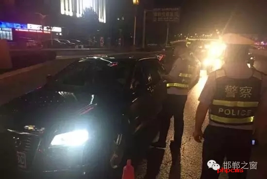 為保證奧運期間有一個良好的道路交通環(huán)境，針對疲勞駕駛、酒后駕駛等違法行為，邯鄲交警六大隊組織開展集中整治酒駕、醉駕專項行動。8月10日，交警六大隊出動警力130余名，出動警車15輛，設(shè)置執(zhí)勤卡點17處，從20時起至23時，在大隊轄區(qū)內(nèi)查獲了18個“酒鬼”以及涉牌涉證違法行為21起。當(dāng)晚，在中華大街水廠路口，有一輛車為了逃避檢查，還試圖倒車逃跑。