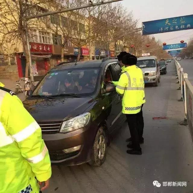 我市交警為營造安全、有序的道路交通環(huán)境，自2月26日0時(shí)起，啟動了106國道李茂堤警務(wù)站、107國道漳河警務(wù)站、309國道椿樹嶺警務(wù)站、213省道索堡警務(wù)站、212省道柳園警務(wù)站、青蘭高速邯鄲東口警務(wù)站、青蘭高速邯鄲西口警務(wù)站、京港澳高速邯鄲南口警務(wù)站、京港澳高速邯鄲北口警務(wù)站。